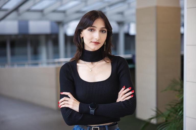 Zrównoważone zarządzanie finansami | Studia I stopnia we Wrocławiu | Uniwersytet Dolnośląski DSW we Wrocławiu: zdjęcie portretowe studentki w czarnej bluzce z długim rękawem