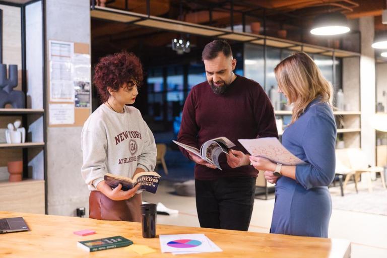 Geodezja i kartografia | Studia I stopnia we Wrocławiu | Uniwersytet Dolnośląski DSW we Wrocławiu: Studenci wspólnie oglądający notatki z zajęć.