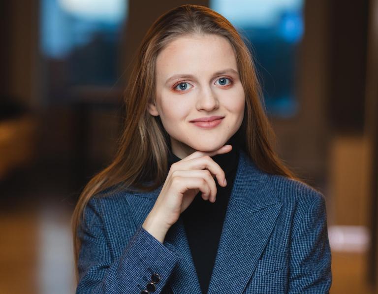 Finanse i rachunkowość | Studia I stopnia we Wrocławiu | Uniwersytet Dolnośląski DSW we Wrocławiu: zdjęcie portretowe studentki w szarej marynarce