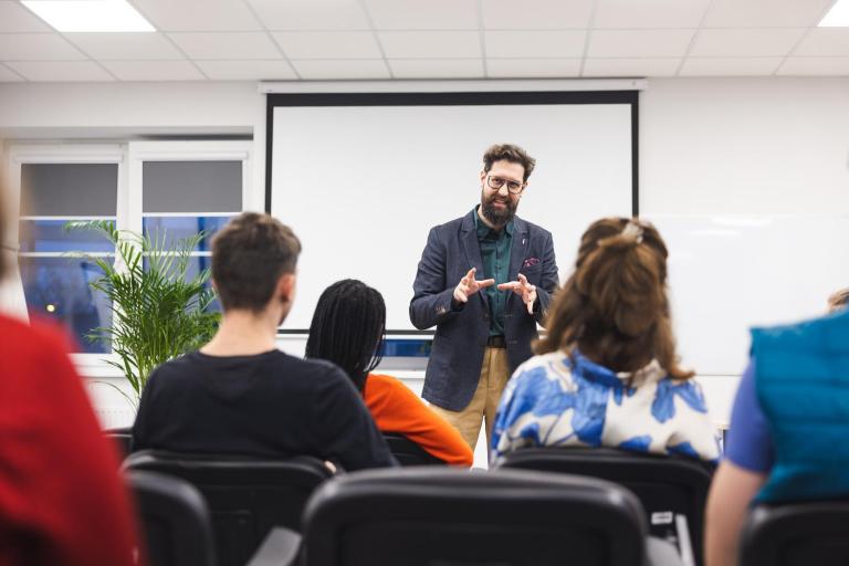 Rachunkowość i finanse przedsiębiorstw | Studia I stopnia we Wrocławiu | Uniwersytet Dolnośląski DSW we Wrocławiu: studenci na zajęciach