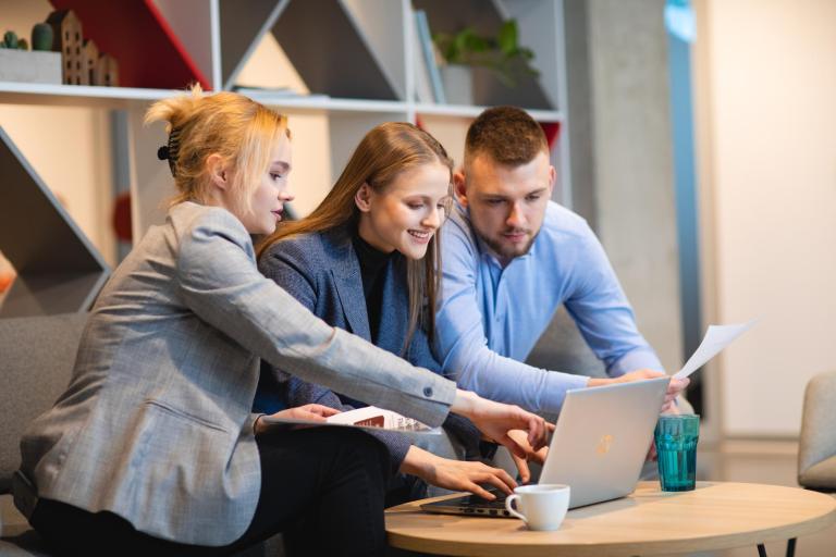 Finanse i rachunkowość | Studia I stopnia we Wrocławiu | Uniwersytet Dolnośląski DSW we Wrocławiu: Trójka studentów oglądająca materiały na laptopie