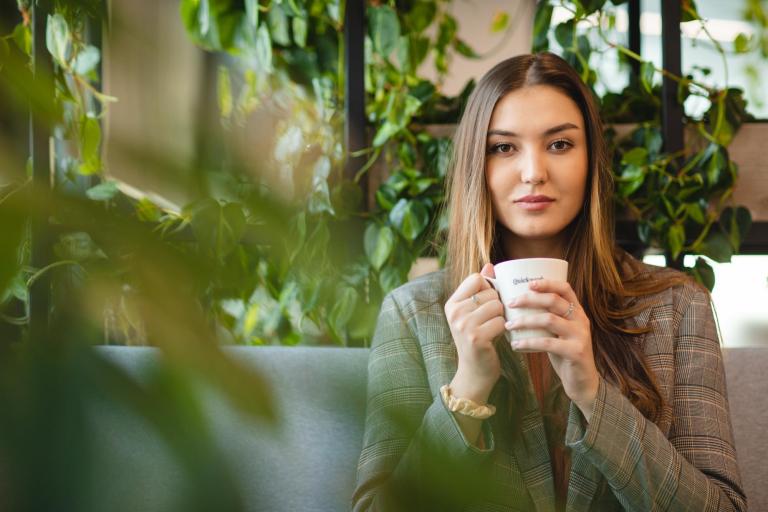 Geodezja i kartografia | Studia I stopnia we Wrocławiu | Uniwersytet Dolnośląski DSW we Wrocławiu: Zdjęcie portretowe studentki z kubkiem