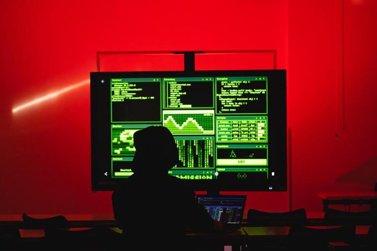 Inżynier aplikacji i systemów chmurowych | Studia I stopnia we Wrocławiu | Uniwersytet Dolnośląski DSW we Wrocławiu: Grafika główna - ekran z wyświetlonymi danymi informatycznymi