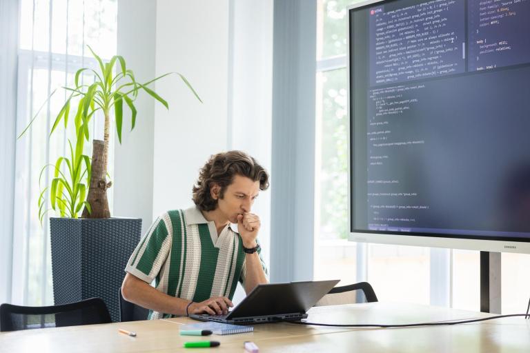 Design Doświadczeń Użytkownika (UX) | Studia I stopnia we Wrocławiu | Uniwersytet Dolnośląski DSW we Wrocławiu: Grafika główna: Informatyka - student zastanawiający się nad zadaniem informatycznym