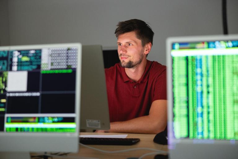 Inżynier nowoczesnych technologii – Metaverse, Web3.0, FinTech | Studia I stopnia we Wrocławiu | Uniwersytet Dolnośląski DSW we Wrocławiu: Zdjęcie główne: informatyka - student przy komputerach