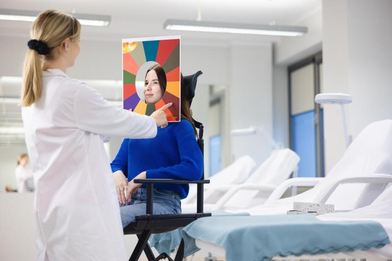 Wizaż i stylizacja z elementami charakteryzacji | Studia I stopnia we Wrocławiu | Uniwersytet Dolnośląski DSW we Wrocławiu: Zajęcia z kosmetologii - analiza kolorystyczna