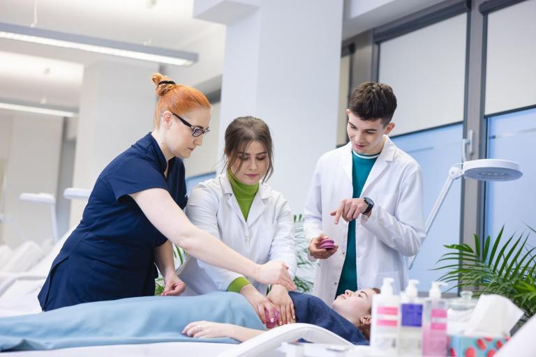 Biokosmetyka i terapie naturalne | Studia I stopnia we Wrocławiu | Uniwersytet Dolnośląski DSW we Wrocławiu: Zajęcia z kosmetologii