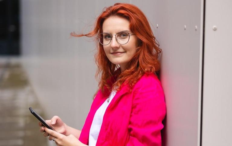 Wizaż i stylizacja z elementami charakteryzacji | Studia I stopnia we Wrocławiu | Uniwersytet Dolnośląski DSW we Wrocławiu: zdjęcie portretowe studentki w różowej koszuli