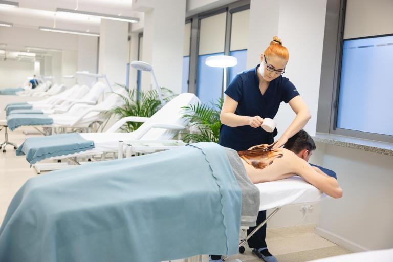 Kosmetologia | Studia I stopnia we Wrocławiu | Uniwersytet Dolnośląski DSW we Wrocławiu: Zajęcia z kosmetologii - masaż czekoladą