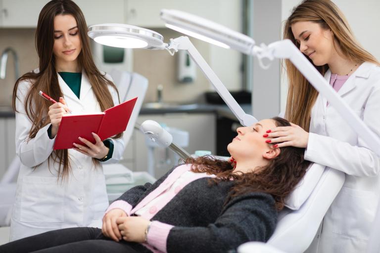 Kosmetologia | Studia I stopnia we Wrocławiu | Uniwersytet Dolnośląski DSW we Wrocławiu: Studentki kosmetologii na zajęciach