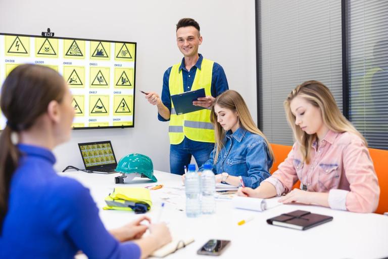 Logistyka transportu i spedycji | Studia I stopnia we Wrocławiu | Uniwersytet Dolnośląski DSW we Wrocławiu: Zajęcia z logistyki o znakach drogowych