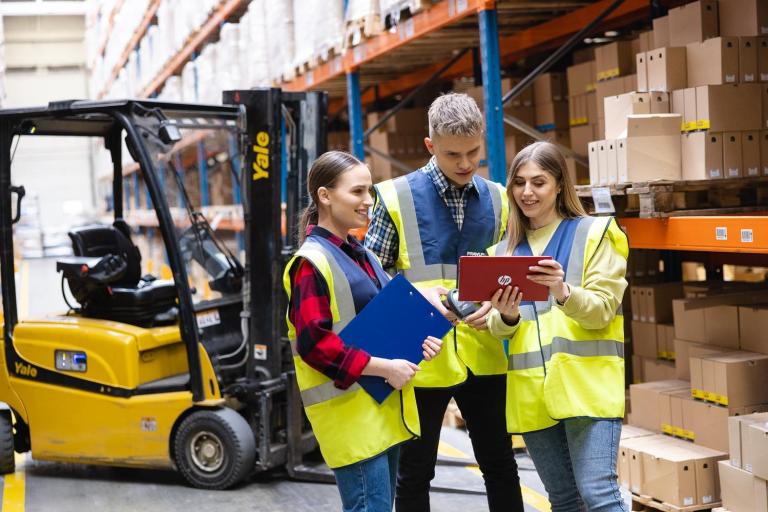 Logistyka międzynarodowa | Studia I stopnia we Wrocławiu | Uniwersytet Dolnośląski DSW we Wrocławiu: Studenci logistyki oglądający notatki 