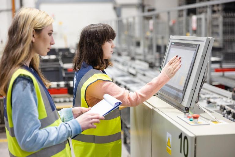 Logistyka | Studia I stopnia we Wrocławiu | Uniwersytet Dolnośląski DSW we Wrocławiu: Zajęcia z logistyki - studentki przy monitorze