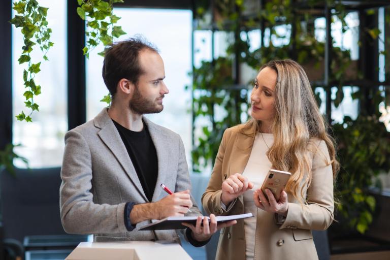 Strategie i techniki sprzedażowe | Studia I stopnia we Wrocławiu | Uniwersytet Dolnośląski DSW we Wrocławiu: Studenci wspólnie robiący notatki