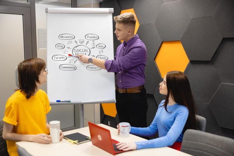 E-marketing z elementami AI | Studia I stopnia we Wrocławiu | Uniwersytet Dolnośląski DSW we Wrocławiu: Zajęcia z marketingu