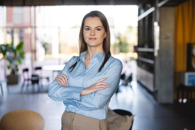 Fizjoterapia | Studia jednolite magisterskie we Wrocławiu | Uniwersytet Dolnośląski DSW we Wrocławiu: Studentka w niebieskiej koszuli 