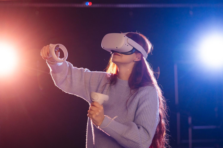 Kreacja i produkcja wydarzeń e-sportowych | Studia I stopnia we Wrocławiu | Uniwersytet Dolnośląski DSW we Wrocławiu: Studentka z okularami VR