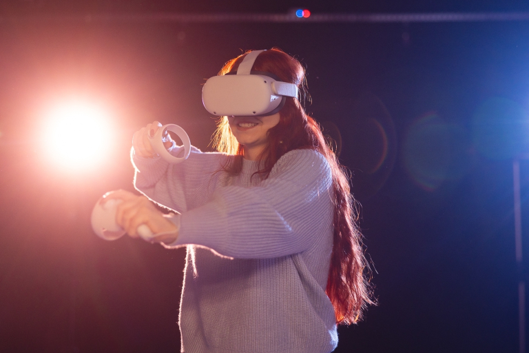 Narracja interaktywna i produkcja AR i VR | Studia I stopnia we Wrocławiu | Uniwersytet Dolnośląski DSW we Wrocławiu: Studentka w okularach VR