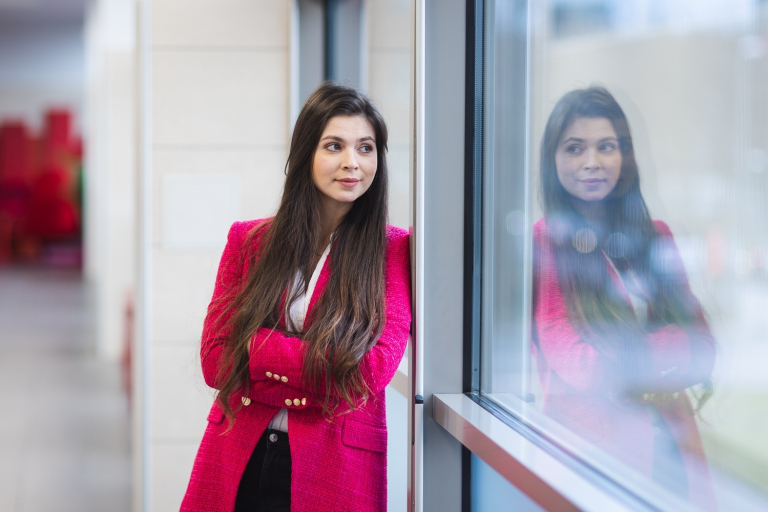 HR Manager | Studia I stopnia we Wrocławiu | Uniwersytet Dolnośląski DSW we Wrocławiu: studentka w różowej marynarce opiera się o okno
