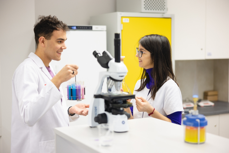 Dietetyka | Studia II stopnia we Wrocławiu | Uniwersytet Dolnośląski DSW we Wrocławiu: studenci dietetyki badający próbki przez mikroskopie