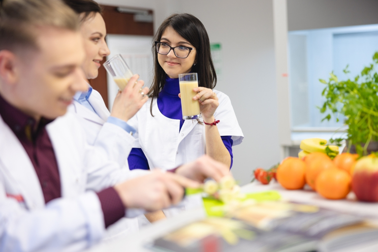 Dietoterapia z elementami żywienia klinicznego | Studia I stopnia we Wrocławiu | Uniwersytet Dolnośląski DSW we Wrocławiu: zajęcia z dietetyki - studenci wspólnie robią soki