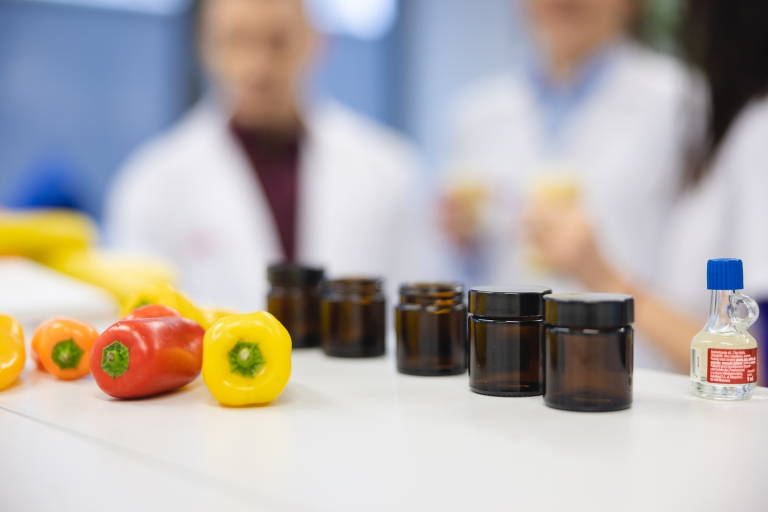 Psychodietetyka z obesitologią | Studia I stopnia we Wrocławiu | Uniwersytet Dolnośląski DSW we Wrocławiu: probówki i warzywa