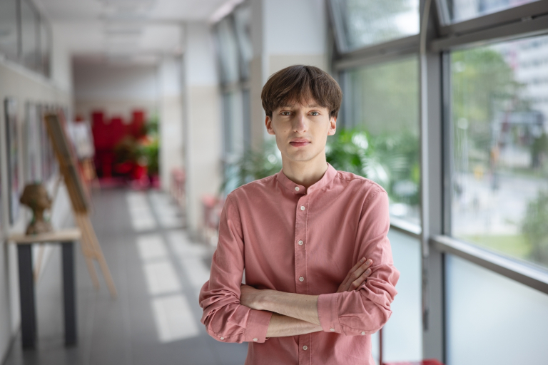 Strategie PR | Studia I stopnia we Wrocławiu | Uniwersytet Dolnośląski DSW we Wrocławiu: student w różowej koszuli 