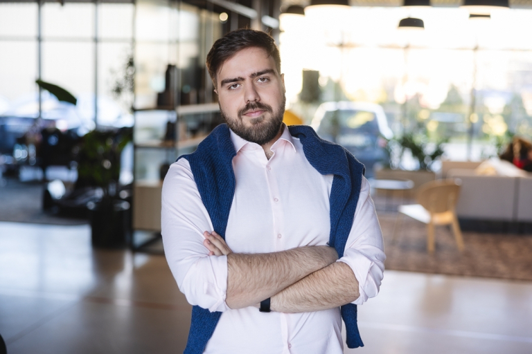 Tester Automatyzujący | Studia podyplomowe we Wrocławiu | Uniwersytet Dolnośląski DSW we Wrocławiu: student w różowej koszuli i granatowym swetrze