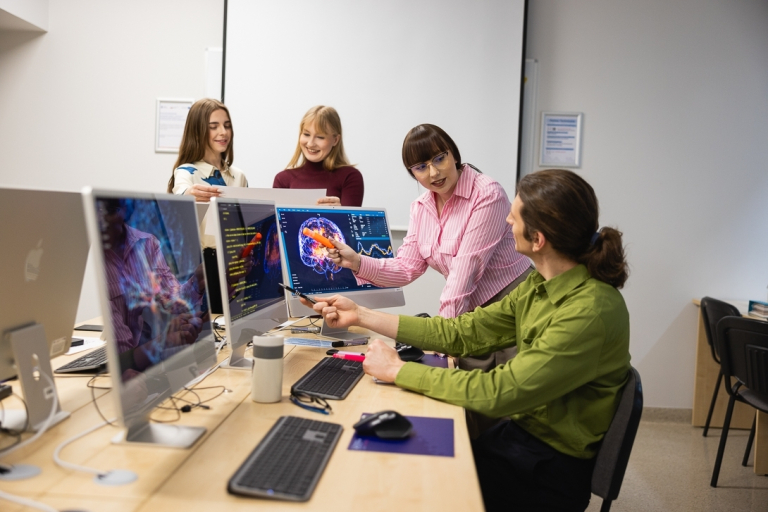 AI w psychologii i analityce behawioralnej | Studia I stopnia we Wrocławiu | Uniwersytet Dolnośląski DSW we Wrocławiu: zajęcia w sali komputerowej