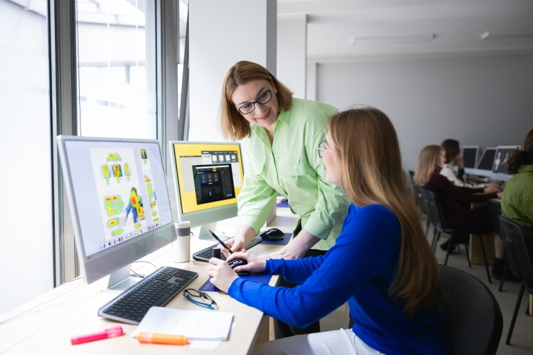 Neuroinformatyka | Studia I stopnia we Wrocławiu | Uniwersytet Dolnośląski DSW we Wrocławiu: studentka z wykładowczynią oglądają materiały na komputerze