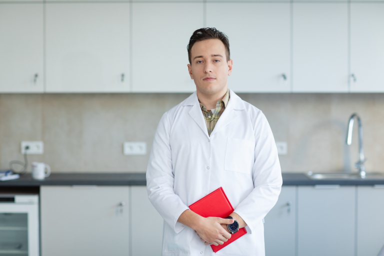 Psychodietetyka z obesitologią | Studia I stopnia we Wrocławiu | Uniwersytet Dolnośląski DSW we Wrocławiu: student w fartuchu medycznym