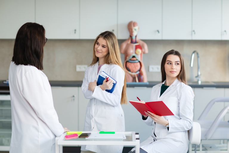 Dietoterapia z elementami żywienia klinicznego | Studia I stopnia we Wrocławiu | Uniwersytet Dolnośląski DSW we Wrocławiu: studentki w białych fartuchach na zajęciach z anatomii człowieka