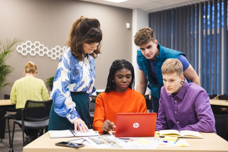 Administracja samorządowa | Studia I stopnia we Wrocławiu | Uniwersytet Dolnośląski DSW we Wrocławiu: Studenci wspólnie oglądający materiały na komputerze