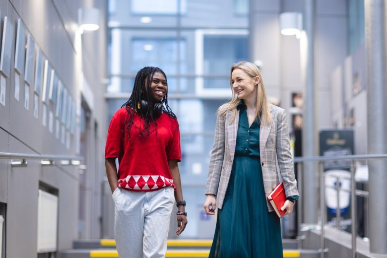 Lidership in multicultural evironment | Studia I stopnia we Wrocławiu | Uniwersytet Dolnośląski DSW we Wrocławiu: dwie studentki idące przez korytarz