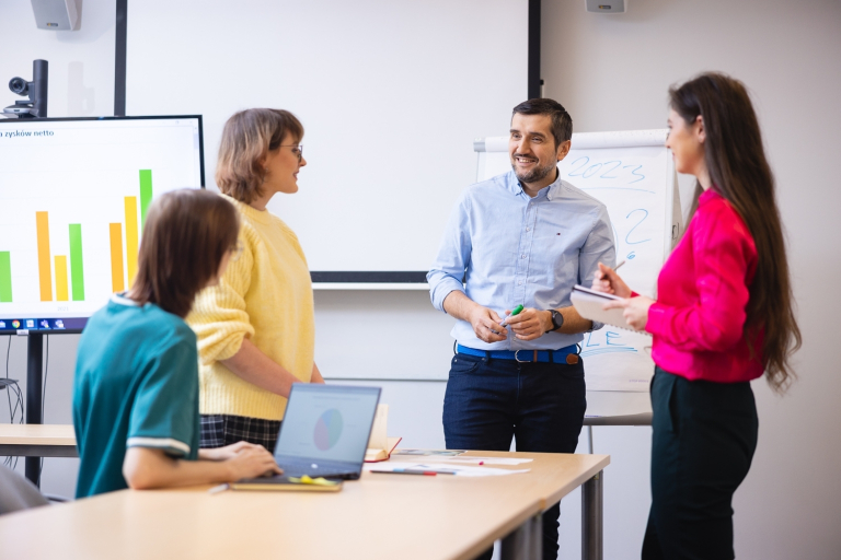 HR Business Partnering: efektywne wsparcie biznesu | Studia podyplomowe we Wrocławiu | Uniwersytet Dolnośląski DSW we Wrocławiu: zajęcia z zarządzania, studenci podczas dyskusji z wykładowcą