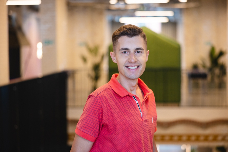 Zarządzanie projektami publicznymi | Studia I stopnia we Wrocławiu | Uniwersytet Dolnośląski DSW we Wrocławiu: student w czerwonej polówce