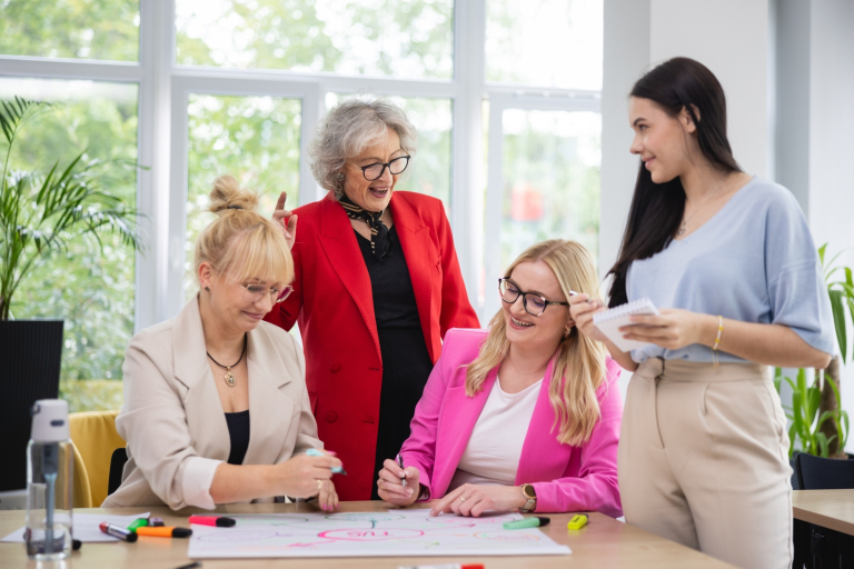 Psychologia kliniczna z psychoterapią | Studia jednolite magisterskie we Wrocławiu | Uniwersytet Dolnośląski DSW we Wrocławiu: wykładowczyni z trzema studentkami, pracują nad projektem