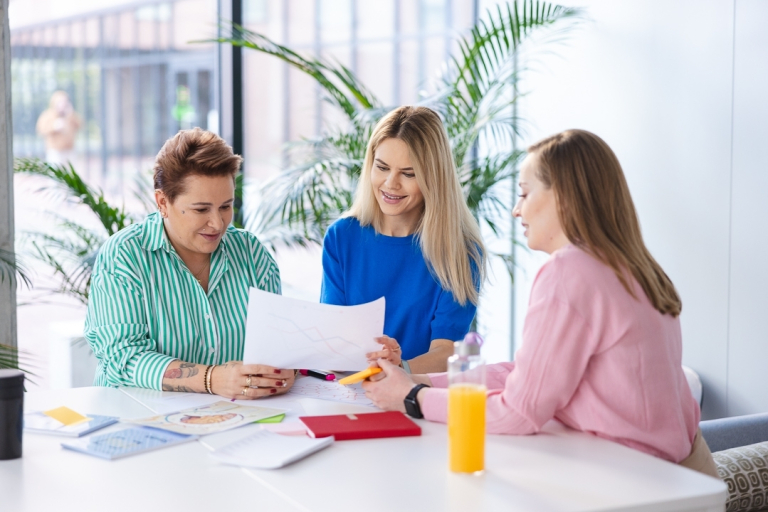 Zarządzanie i inwestowanie w   nieruchomości | Studia podyplomowe we Wrocławiu | Uniwersytet Dolnośląski DSW we Wrocławiu: Grupa studentek podczas zajęć 