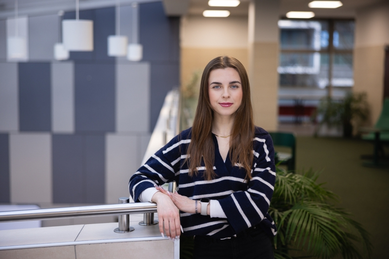 Administracja – prawo, zarządzanie i organizacja z elementami AI | Studia podyplomowe we Wrocławiu | Uniwersytet Dolnośląski DSW we Wrocławiu: zdjęcie portretowe studentki w swetrze w paski