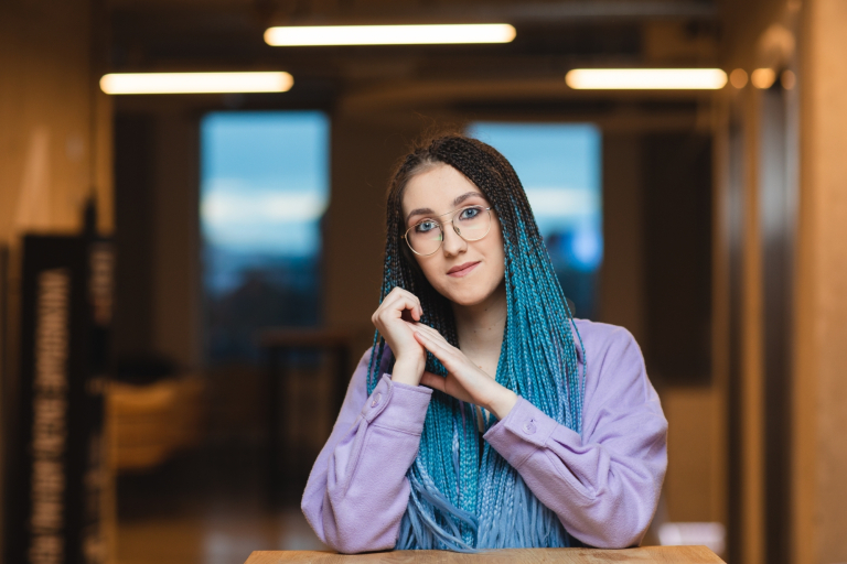 Integracja sensoryczna | Studia podyplomowe we Wrocławiu | Uniwersytet Dolnośląski DSW we Wrocławiu: Wrocław: studentka w fioletowej koszuli z czarno-niebieskimi warkoczykami