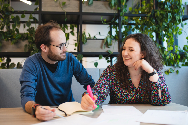 Nowoczesne technologie cyfrowe w edukacji (EdTech) | Studia podyplomowe we Wrocławiu | Uniwersytet Dolnośląski DSW we Wrocławiu: dwoje studentów wspólnie robiąca notatki