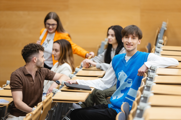 Dzień otwarty z Uniwersytetem Dolnośląskim DSW | 20.02.2026 | Aktualności | Uniwersytet Dolnośląski DSW we Wrocławiu: Studenci siedzący na auli