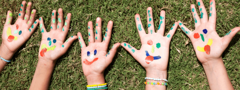 Akademia Dzieci 13.03 | „Książki, które budują wyobraźnię – od Chrobrego do przyszłości” | Aktualności | Uniwersytet Dolnośląski DSW we Wrocławiu: dziecięce dłonie pomalowane farbami