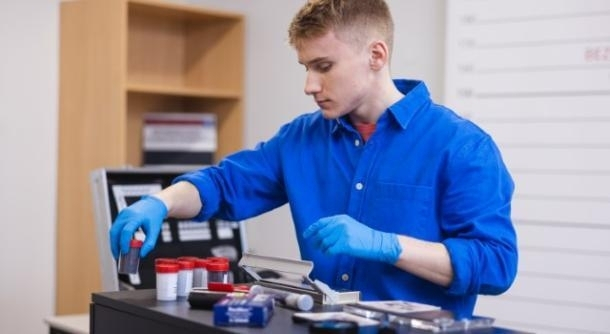 Bezpieczeństwo wewnętrzne | Studia I stopnia we Wrocławiu | Uniwersytet Dolnośląski DSW we Wrocławiu: student badający odciski palców