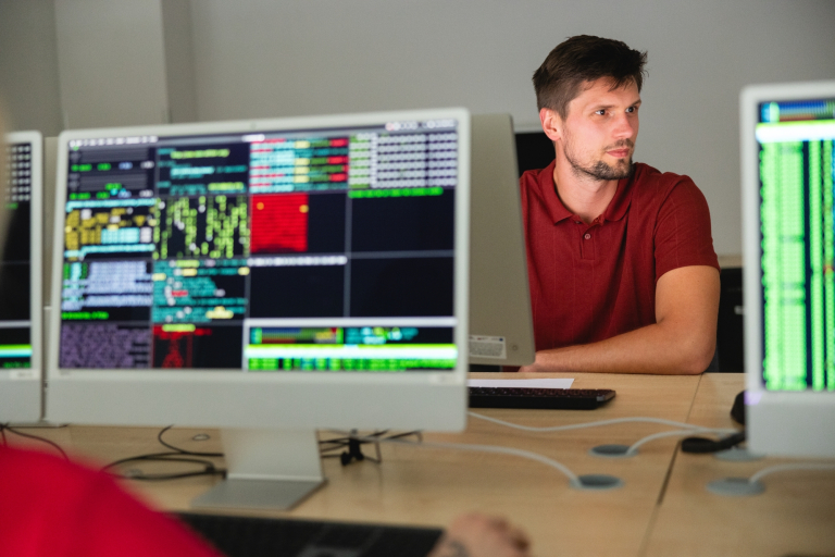 AI – uniwersalne kompetencje jutra | Studia podyplomowe we Wrocławiu | Uniwersytet Dolnośląski DSW we Wrocławiu: Mężczyzna w sali komputerowej