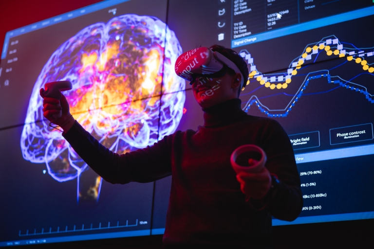 Nauromarketing i zachowania konsumentów | Studia I stopnia we Wrocławiu | Uniwersytet Dolnośląski DSW we Wrocławiu: Mężczyzna w goglach interaktywnych