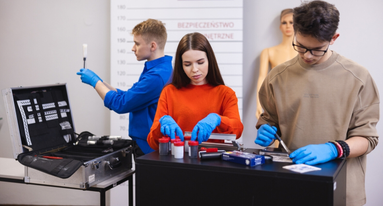 Kryminologia z kryminalistyką | Studia I stopnia we Wrocławiu | Uniwersytet Dolnośląski DSW we Wrocławiu: studenci badający próbki