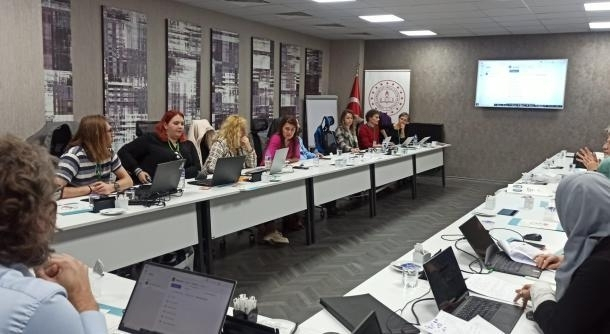 Sustainable Environmental Education by Integrating P4C Education Into STEAM Courses | Uniwersytet Dolnośląski DSW we Wrocławiu: uczestnicy podczas spotkania w styczniu 2025 roku w Bursie w Turcji