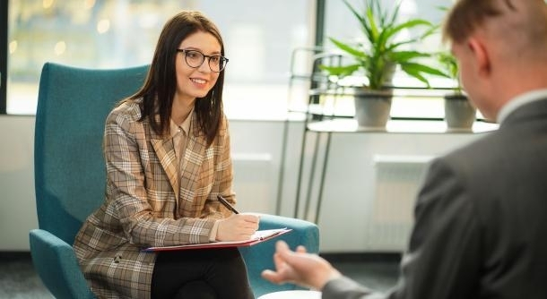 Mediacje sądowe i pozasądowe | Studia podyplomowe we Wrocławiu | Uniwersytet Dolnośląski DSW we Wrocławiu: Kobieta rozmawiająca z mężczyzną