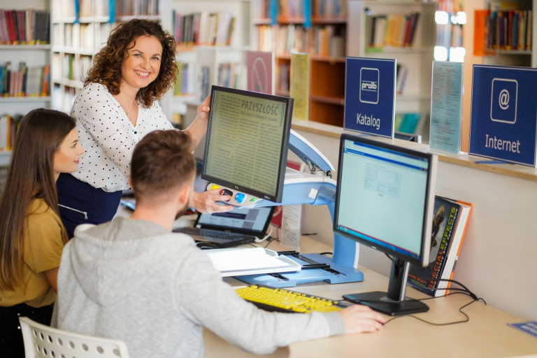 ДСВ - место для ТЕБЯ! | Uniwersytet Dolnośląski DSW we Wrocławiu: studenci w pracowni